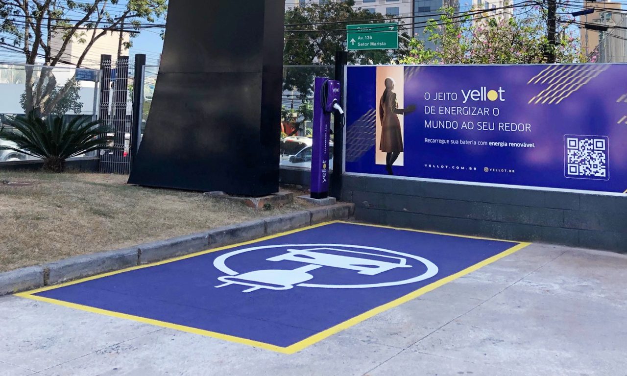 Estação de recarga de bateria para veículos elétricos da startup goiana YellotMob. (Foto: Divulgação)