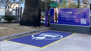 Estação de recarga de bateria para veículos elétricos da startup goiana YellotMob. (Foto: Divulgação)