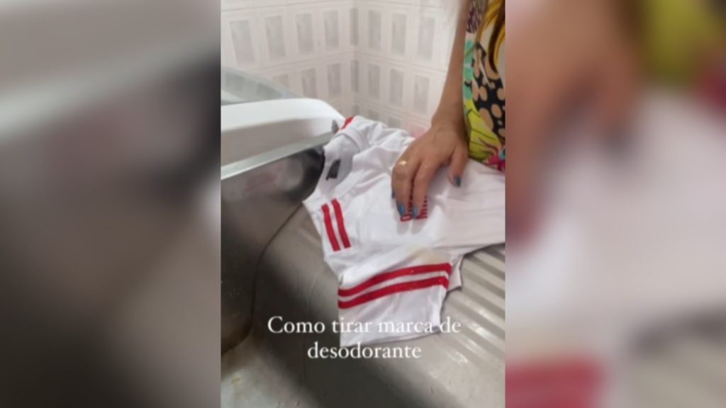 O truque para tirar mancha de desodorante das camisetas de forma fácil