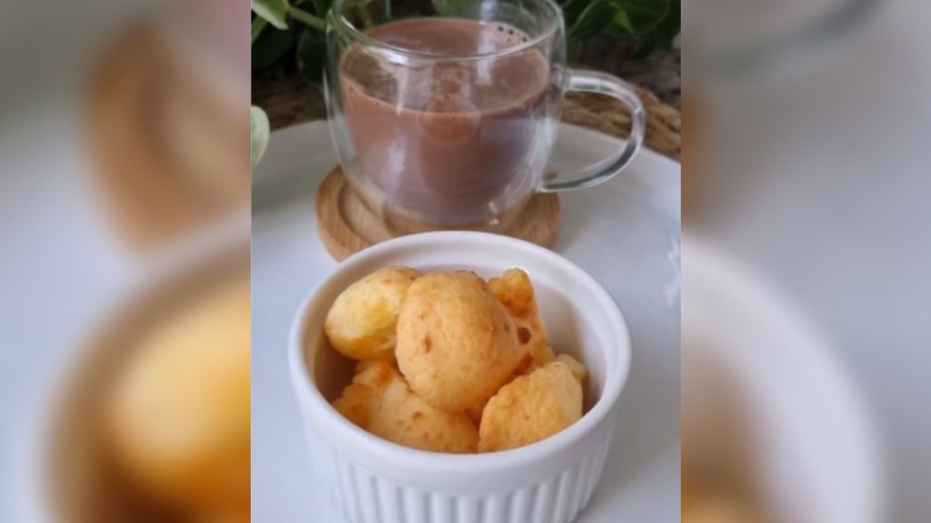 Pão que queijo com apenas 2 ingredientes vira opção para fazer no café da manhã