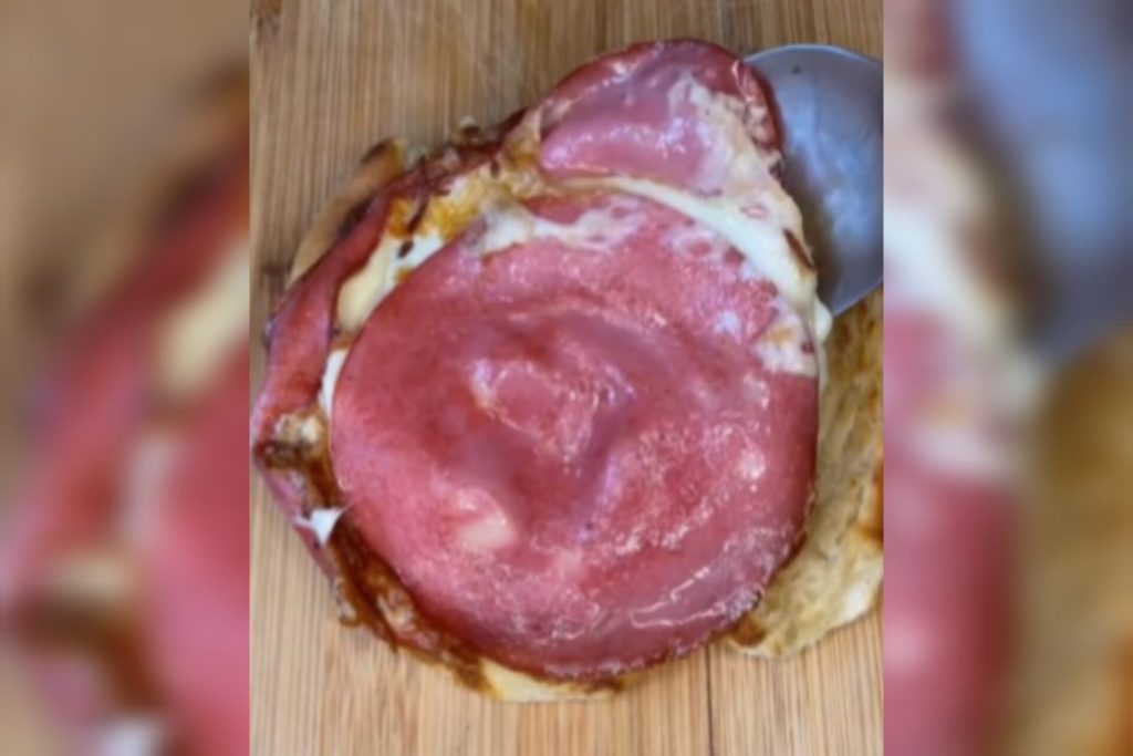 Jeito diferente de comer pão com mortadela chama atenção; muitos não conhecem