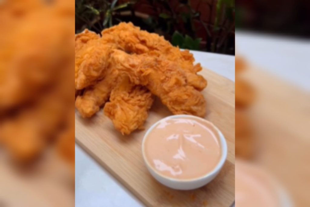 O segredo para fazer frango frito macio por dentro e com a crosta crocante