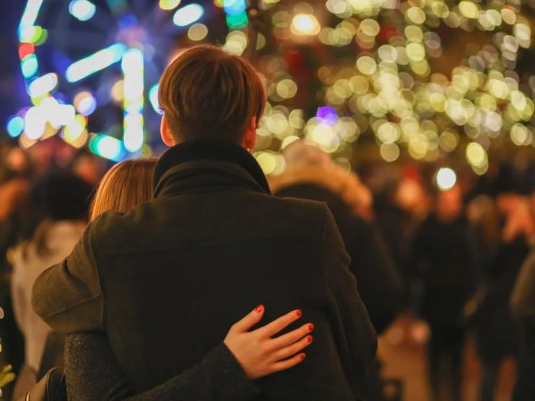 casal preparado para um namoro signos