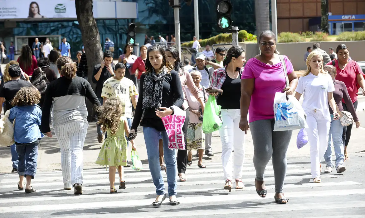 Desemprego cai para 7,9%, menor índice para o trimestre desde 2014