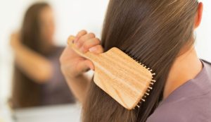 Não é o shampoo, nem o condicionador: veja o segredo para fios mais brilhantes