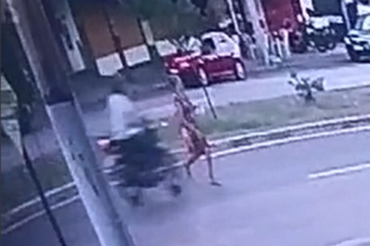 Vídeo mostra momento em que idosa é atropelada por motocicleta na Avenida Fernando Costa