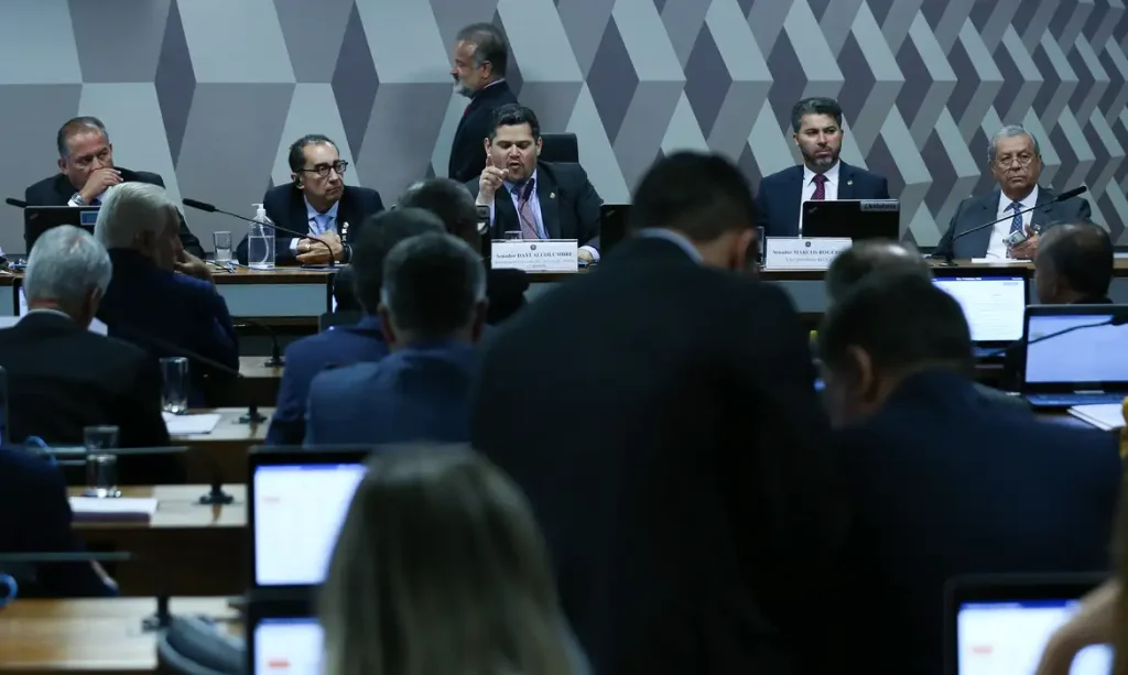 Comissão do Senado aprova aumento de salários de juízes e promotores