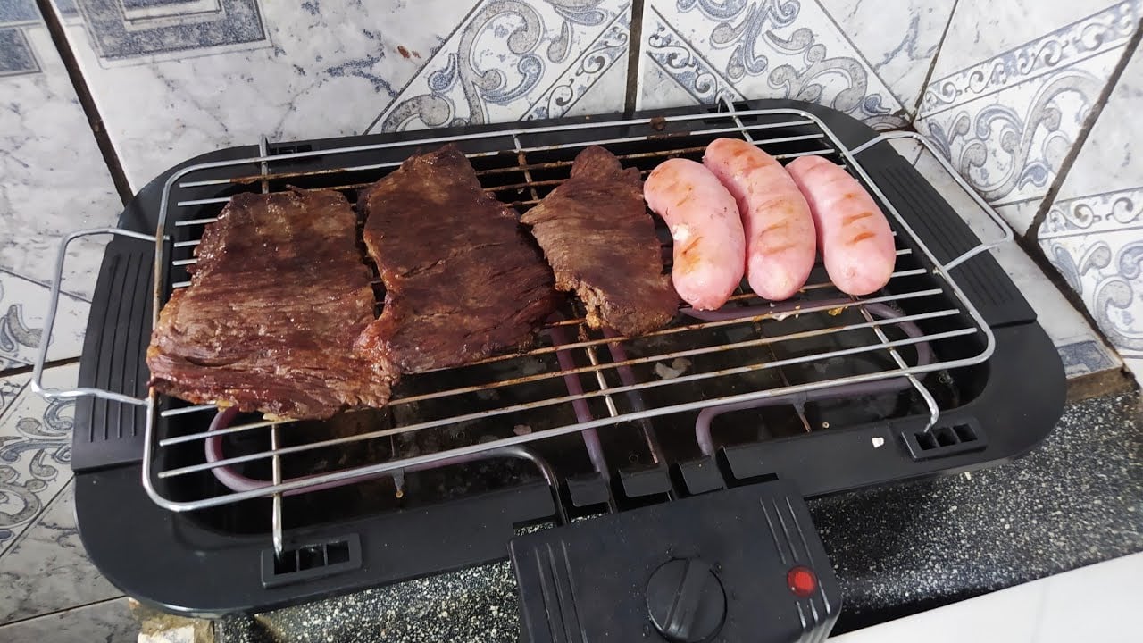 Revelado se a gordura da carne no churrasco deve ficar virada para cima ou para baixo