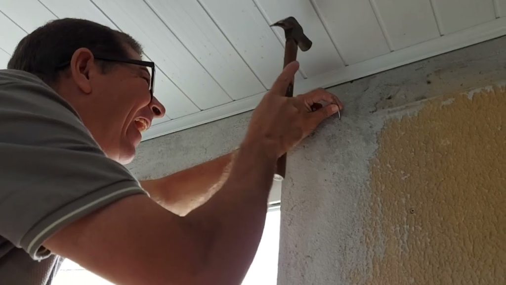 O jeito mais fácil de tapar os buracos deixados por prego nas paredes