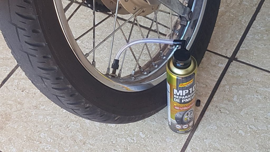 Jovem viraliza mostrando o que tem dentro do kit de emergência que ela deixa no carro