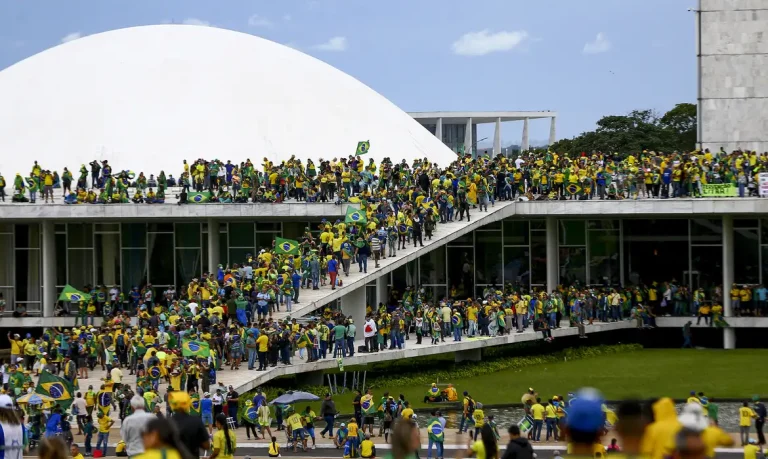 Supremo condena mais 10 pessoas pelos atos do dia 8 de janeiro