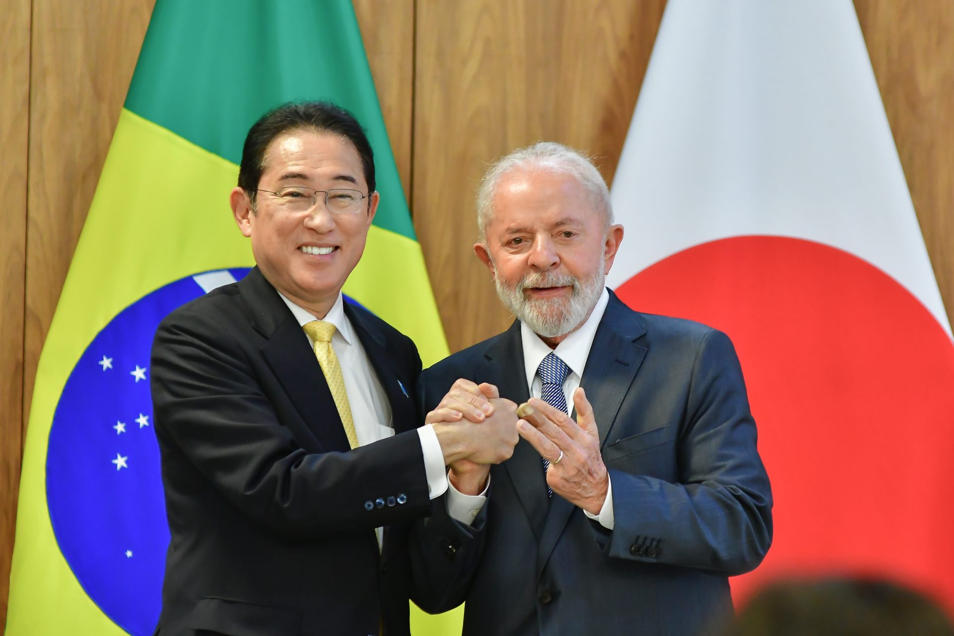 O presidente Luiz Inácio Lula da Silva (PT), recebeu na manhã desta sexta-feira (03), no Palácio do Planalto, o Primeiro-Ministro do Japão, Fumio Kishida para reunião bilateral, seguida de assinatura de atos e declaração à imprensa. Os dois lideres abordaram temas como comércio bilateral, cooperação em iniciativas ambientais e transição energética. (Foto: Gesival Nogueira/Ato Press/Folhapress)