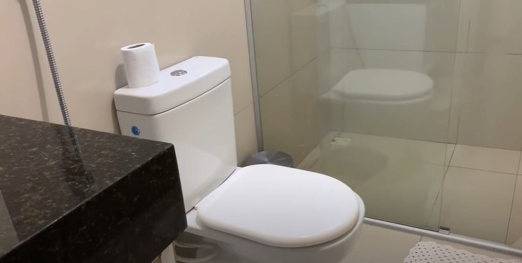 Não é passando água sanitária nem aromatizador: o segredo para deixar o banheiros públicos de casa cheiroso