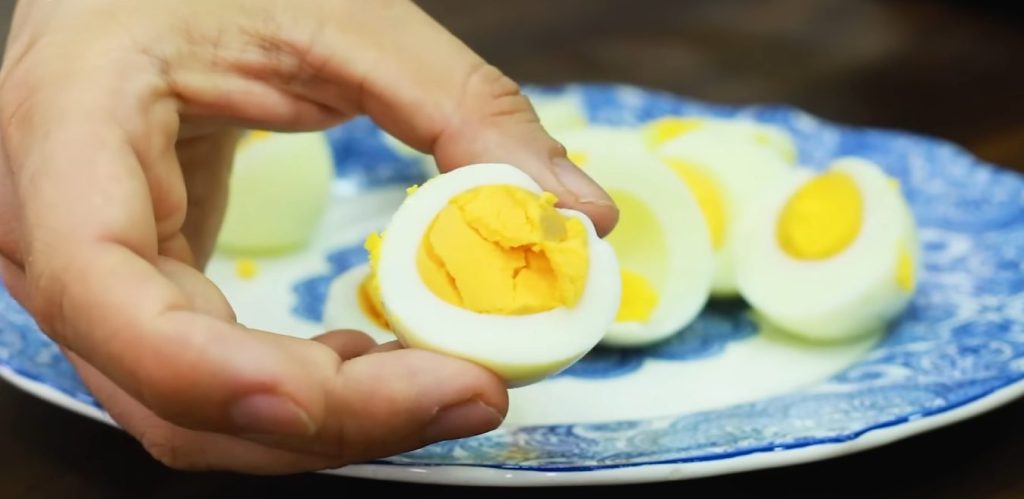 Aqui está o jeito CERTO de cozinhar o ovo sem errar o ponto