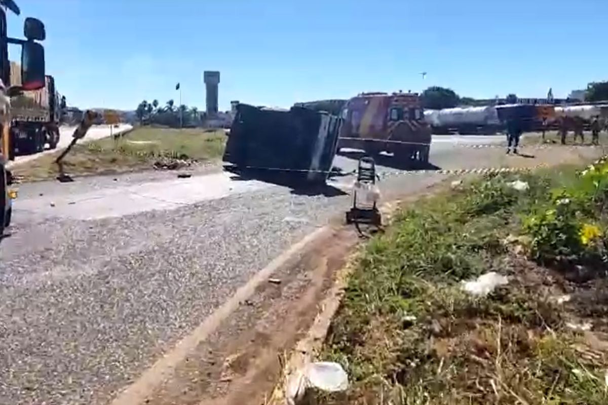 Acidente entre caminhonete e carreta na BR-452, em Rio Verde. (Foto: Reprodução/ PRF)