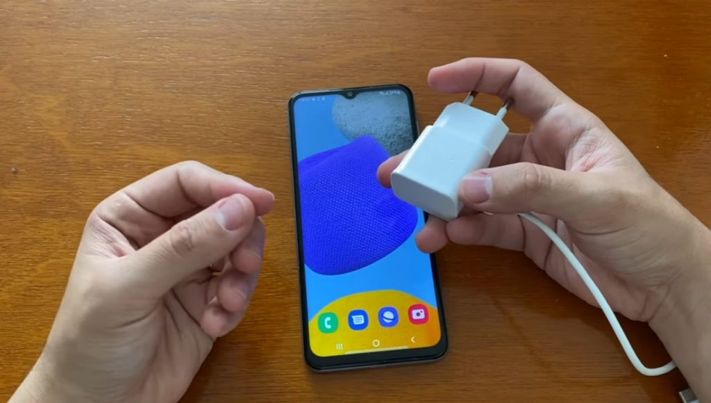 O que pode acontecer com o celular tirado do carregador antes da bateria completar 100%