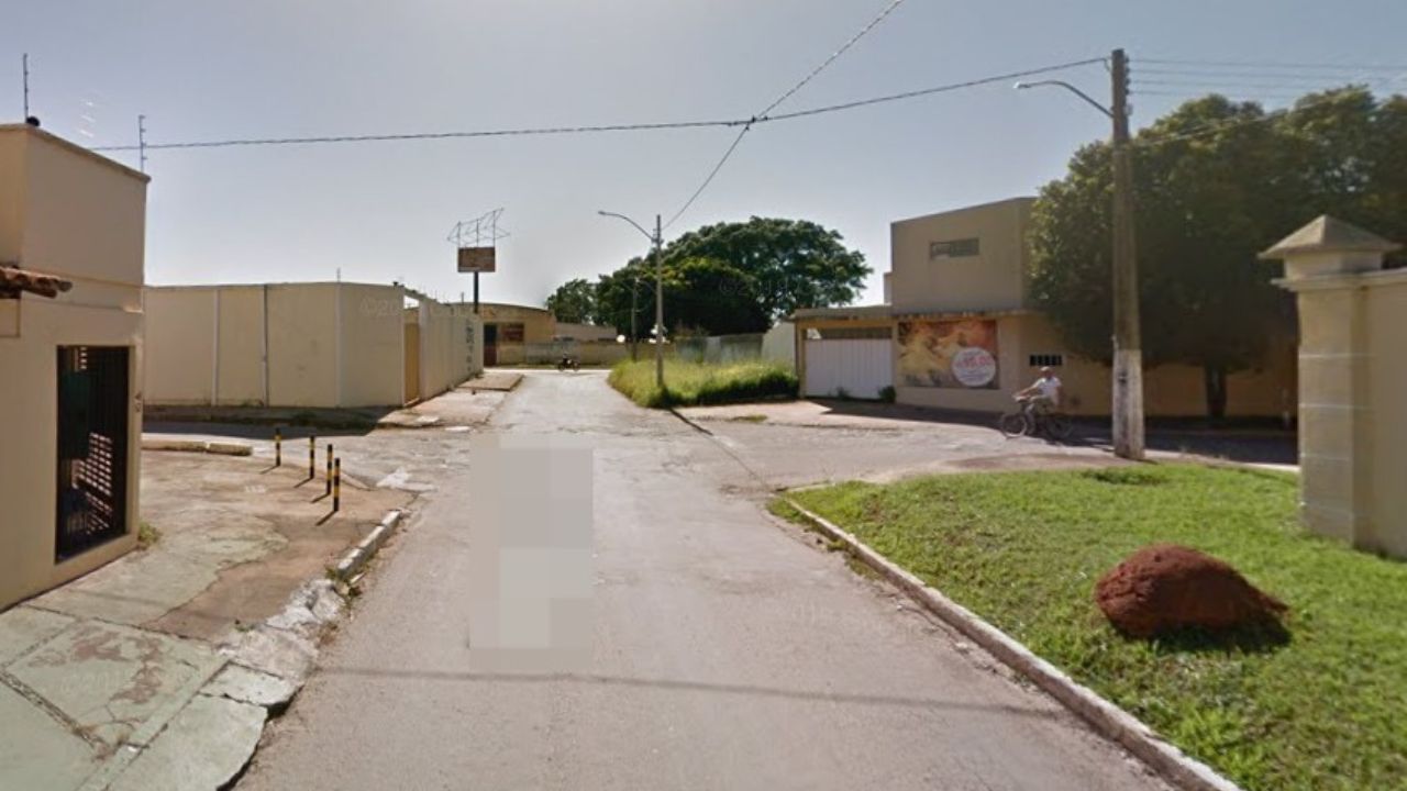 Jovens são pegos dentro do porta-malas de carro por aplicativo ao tentar sair do motel sem pagar