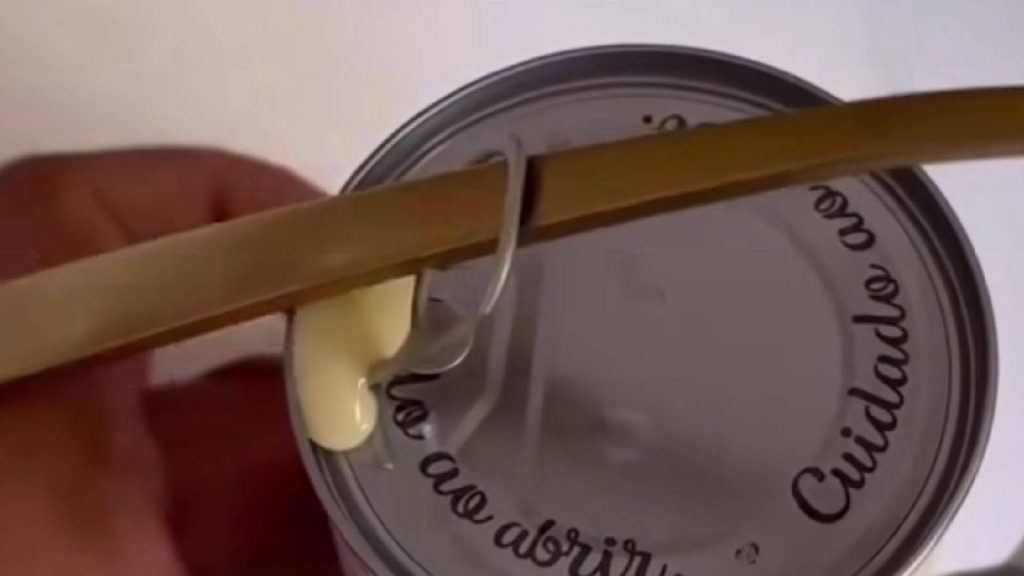 É possível comer leite condensado sem quebrar as unhas