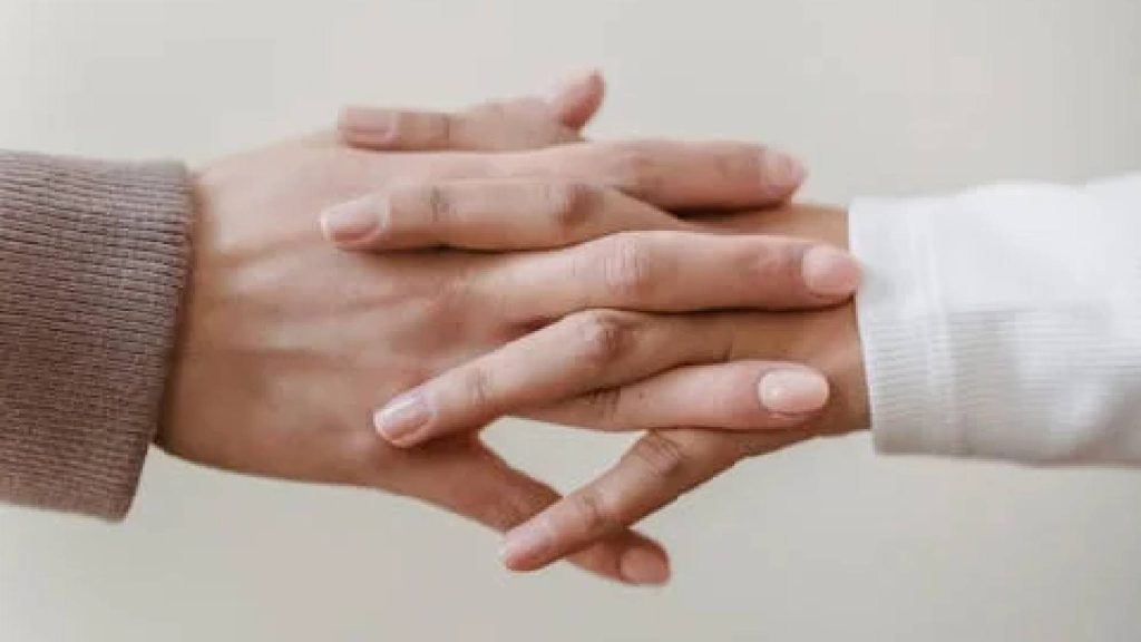 Estar aberto a novas conexões e um sinal de que você está pronto para investir em um relacionamento