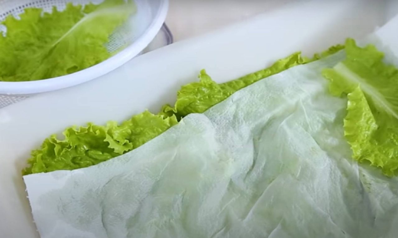 Papel toalha úmido não deixa as verduras murcharem