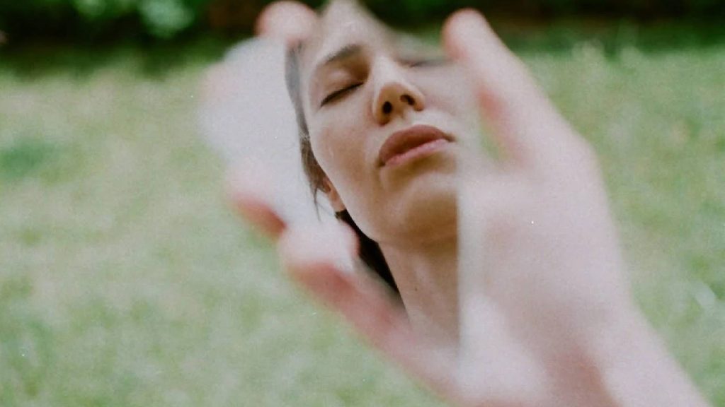 Espelho quebrado simbolizando uma pessoa má