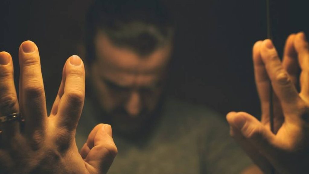 Uma pessoa que começa a trair tende a ficar distante