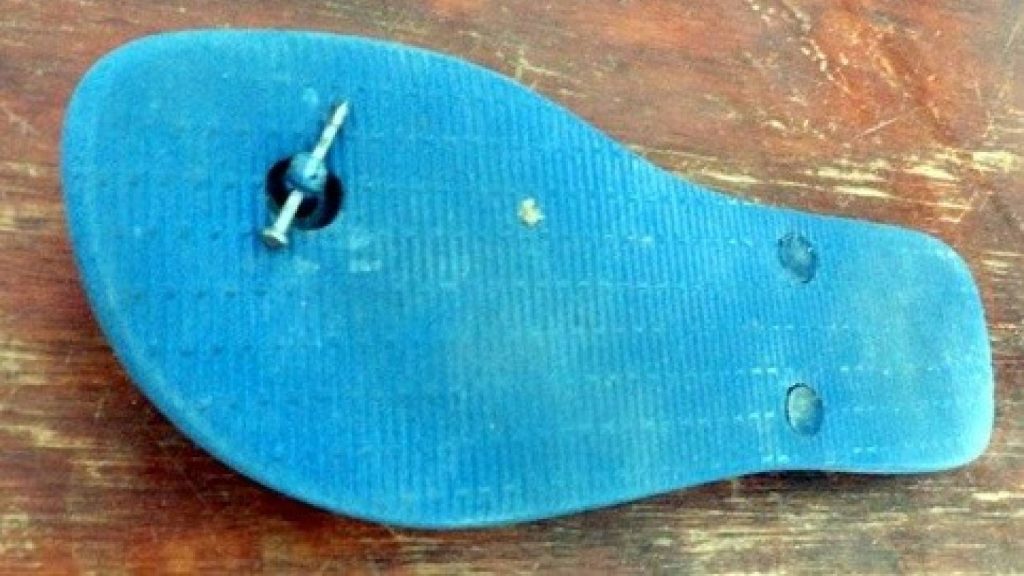 Os pobres costumam colocar prego no chinelo