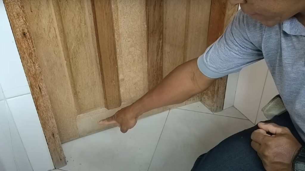 Técnica para a porta não arranhar no piso