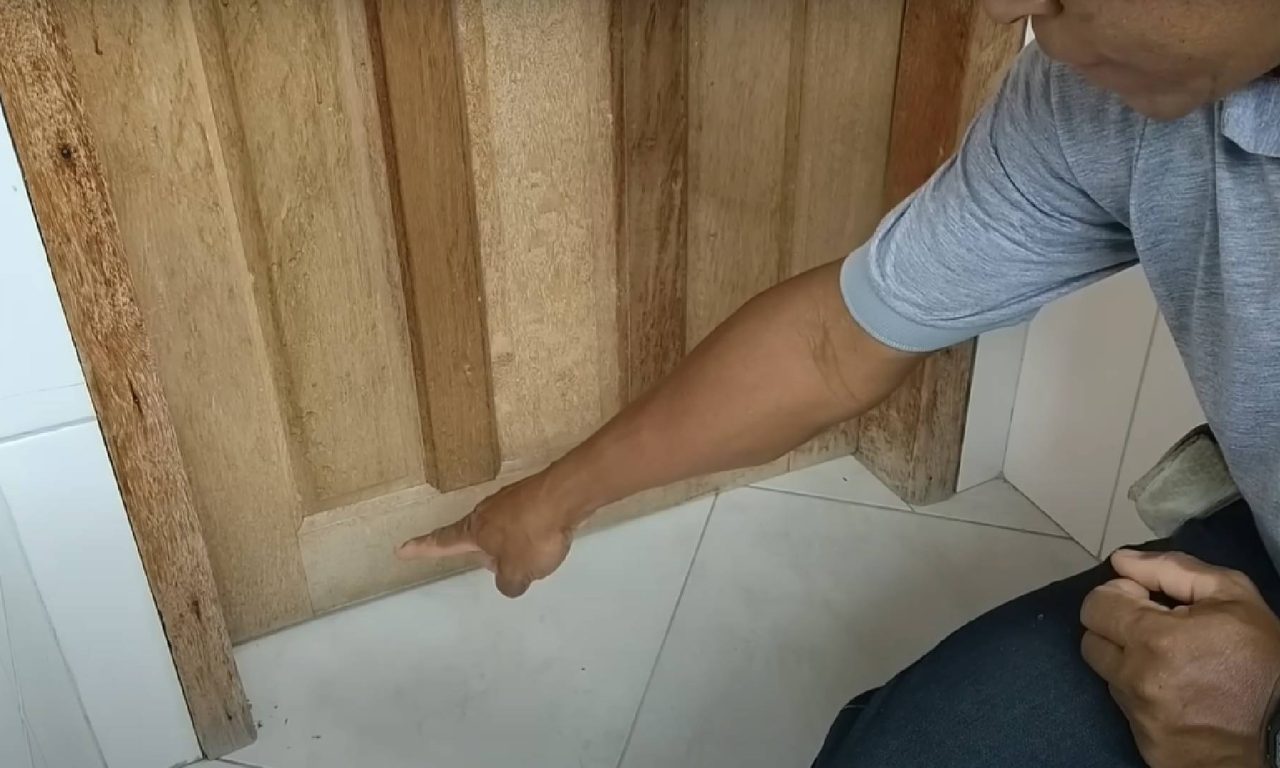 Técnica para a porta não arranhar no piso