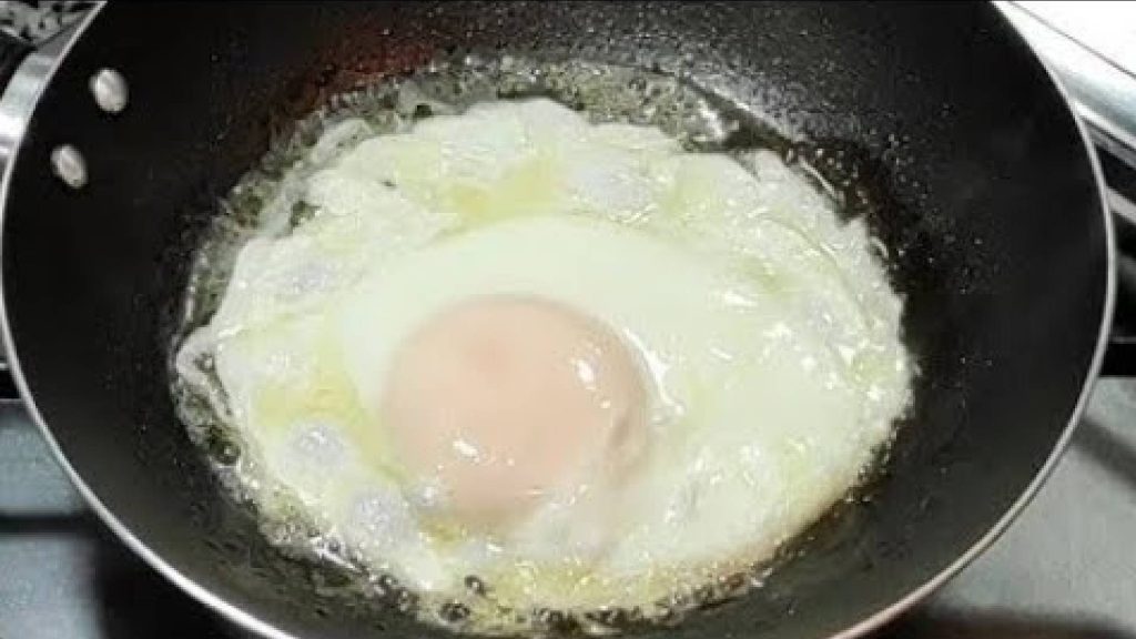 Fazer o ovo frito sem grudar