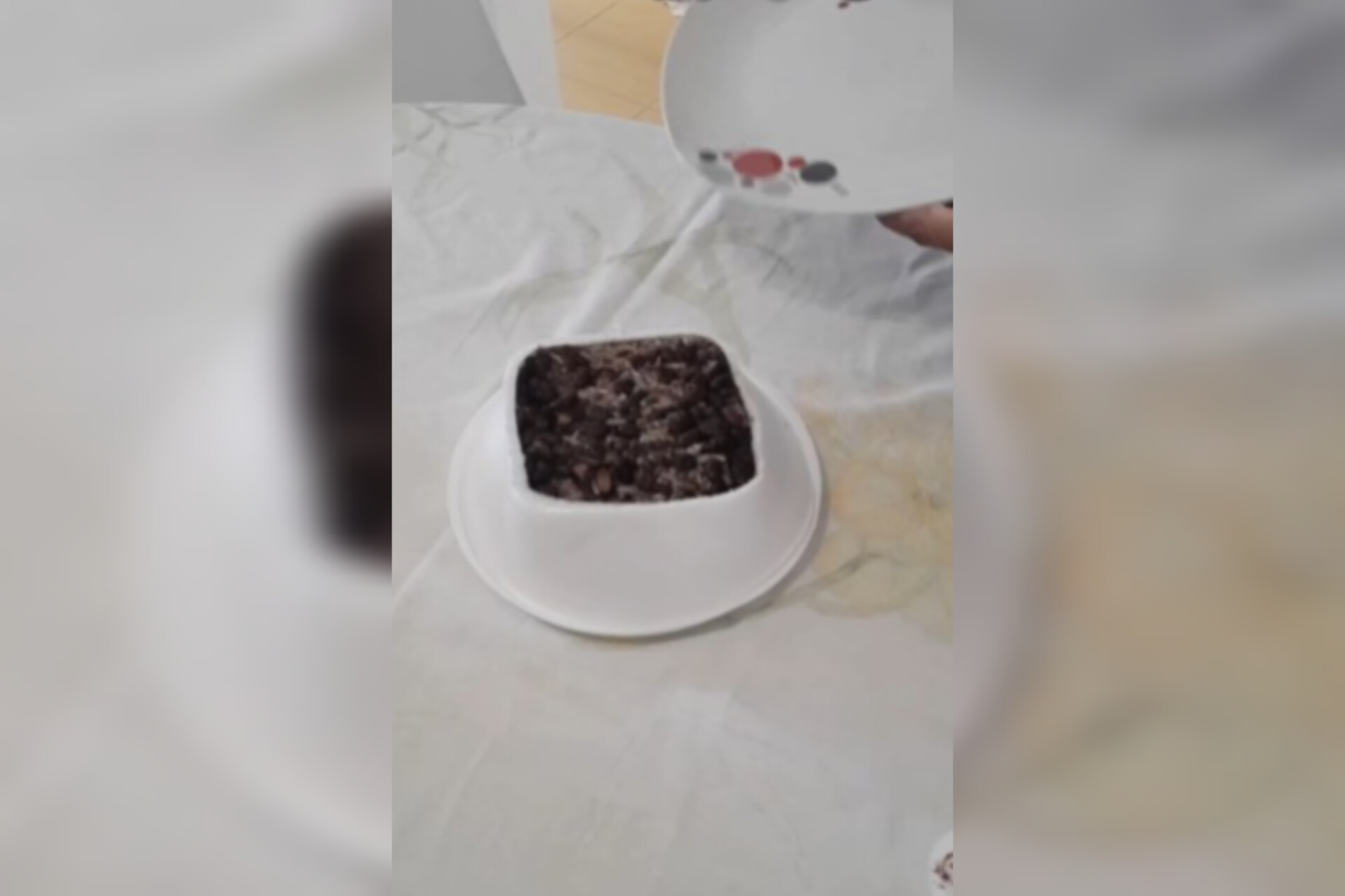 A técnica para abrir marmitex de isopor sem bagunçar a comida que tem lá dentro