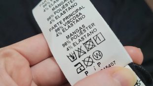 O que significa o símbolo "W" nas etiquetas das roupas?