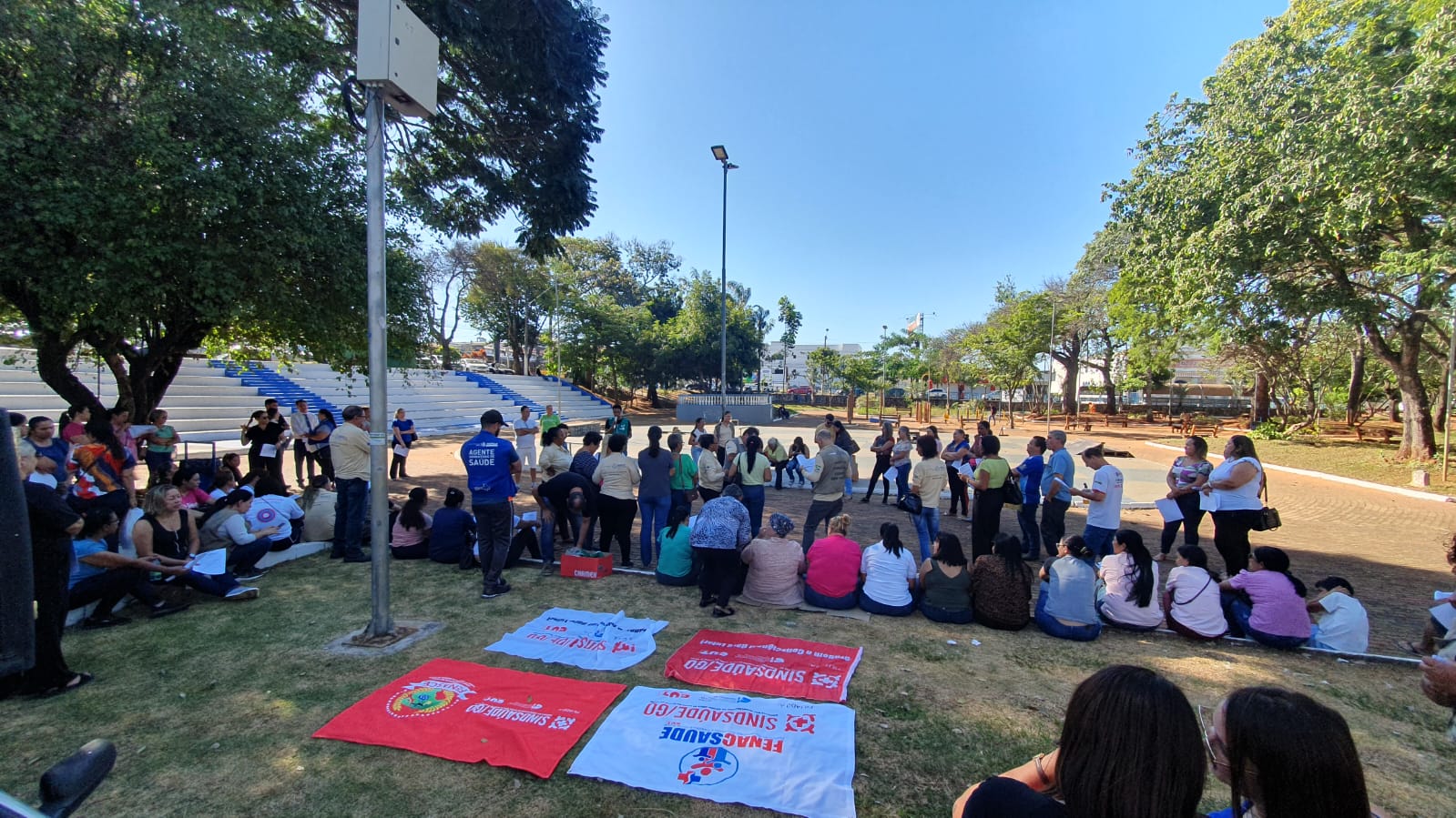 Agentes de Saúde realizam assembleia em frente à Prefeitura de Anápolis para discutir greve