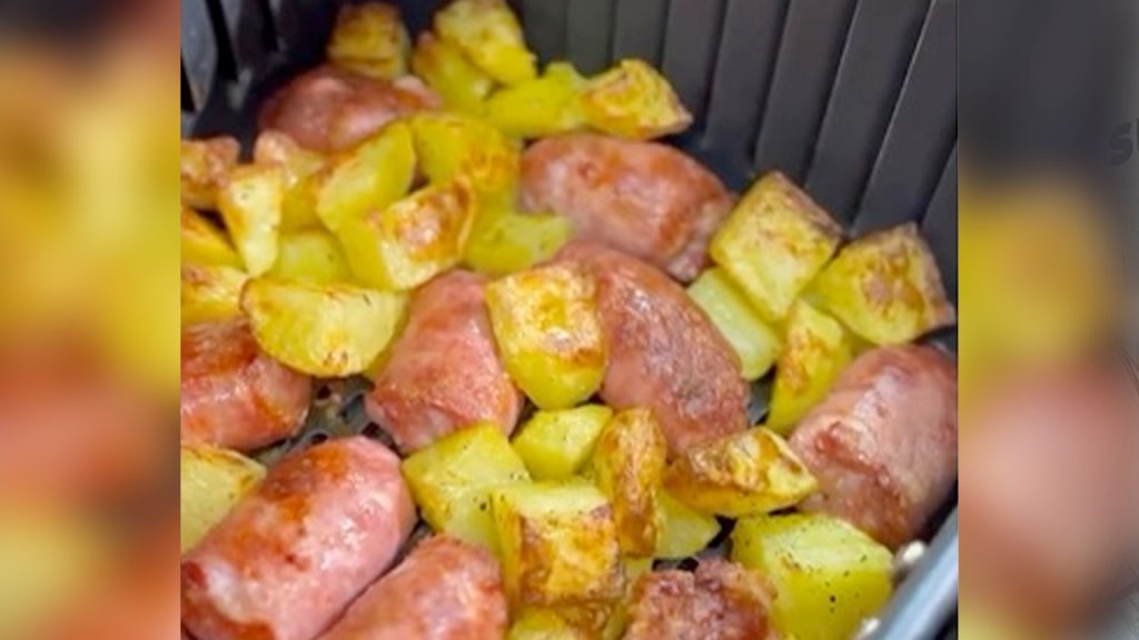 A melhor receita para fazer linguiça com batata frita na AirFryer quando estiver em um dia corrido