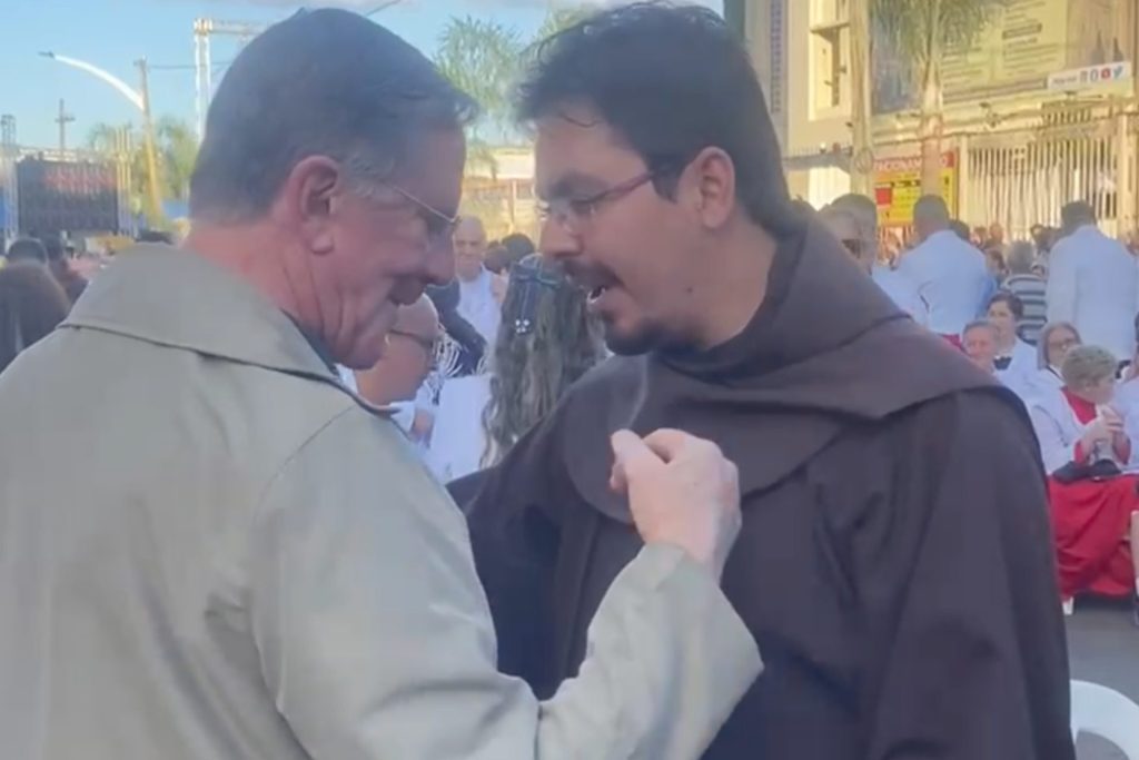 Antônio Gomide aparece em celebração de Corpus Christi na Praça Bom Jesus e recebe pedidos