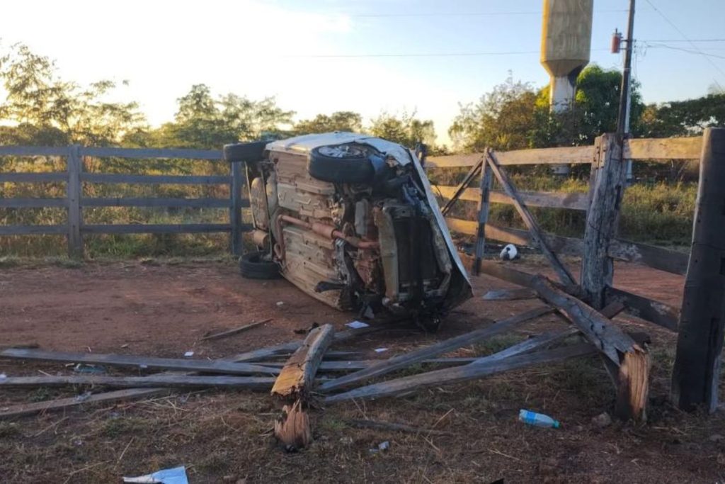 Trabalhador morre após colidir veículo da empresa contra árvore