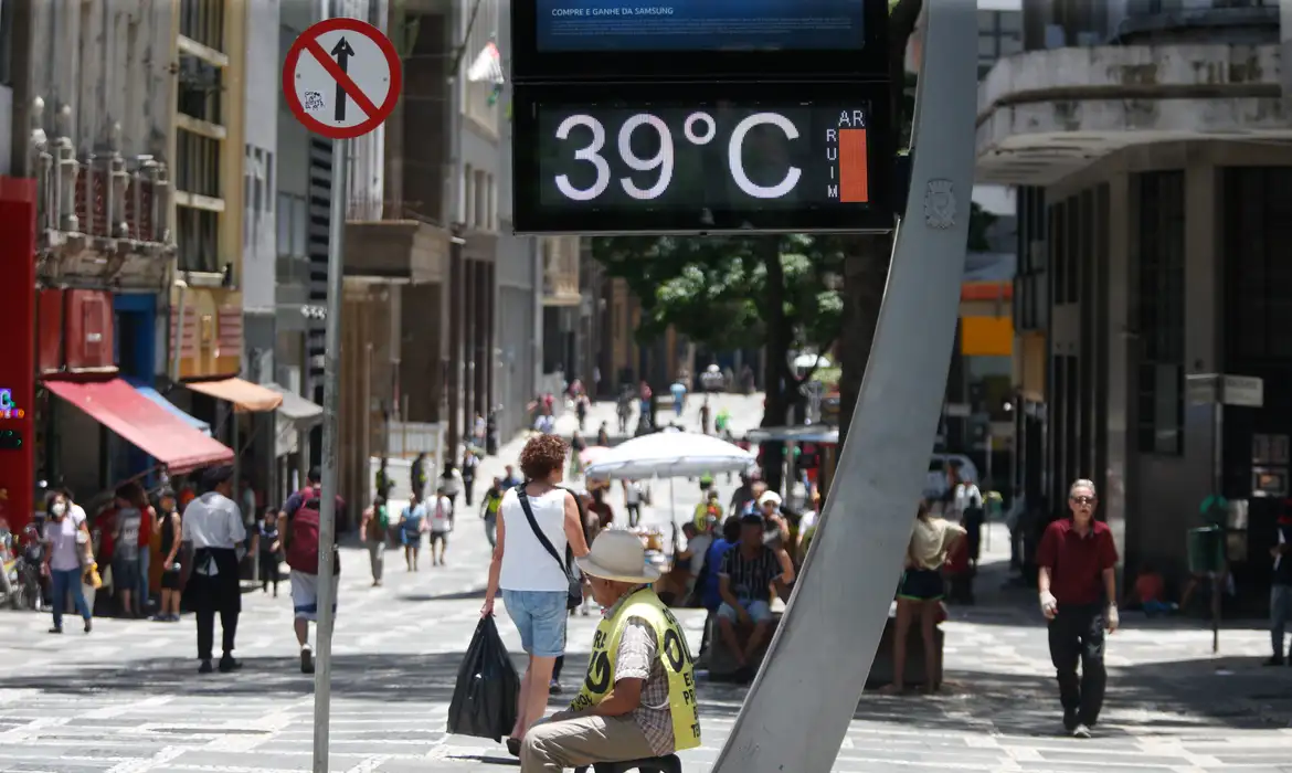 Alternativas para aliviar o calor dentro de casa quando não se tem ar-condicionado