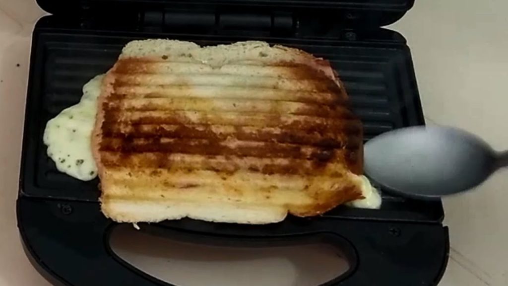 Faça isso ao usar a sanduicheira para nunca mais precisar lavar o equipamento