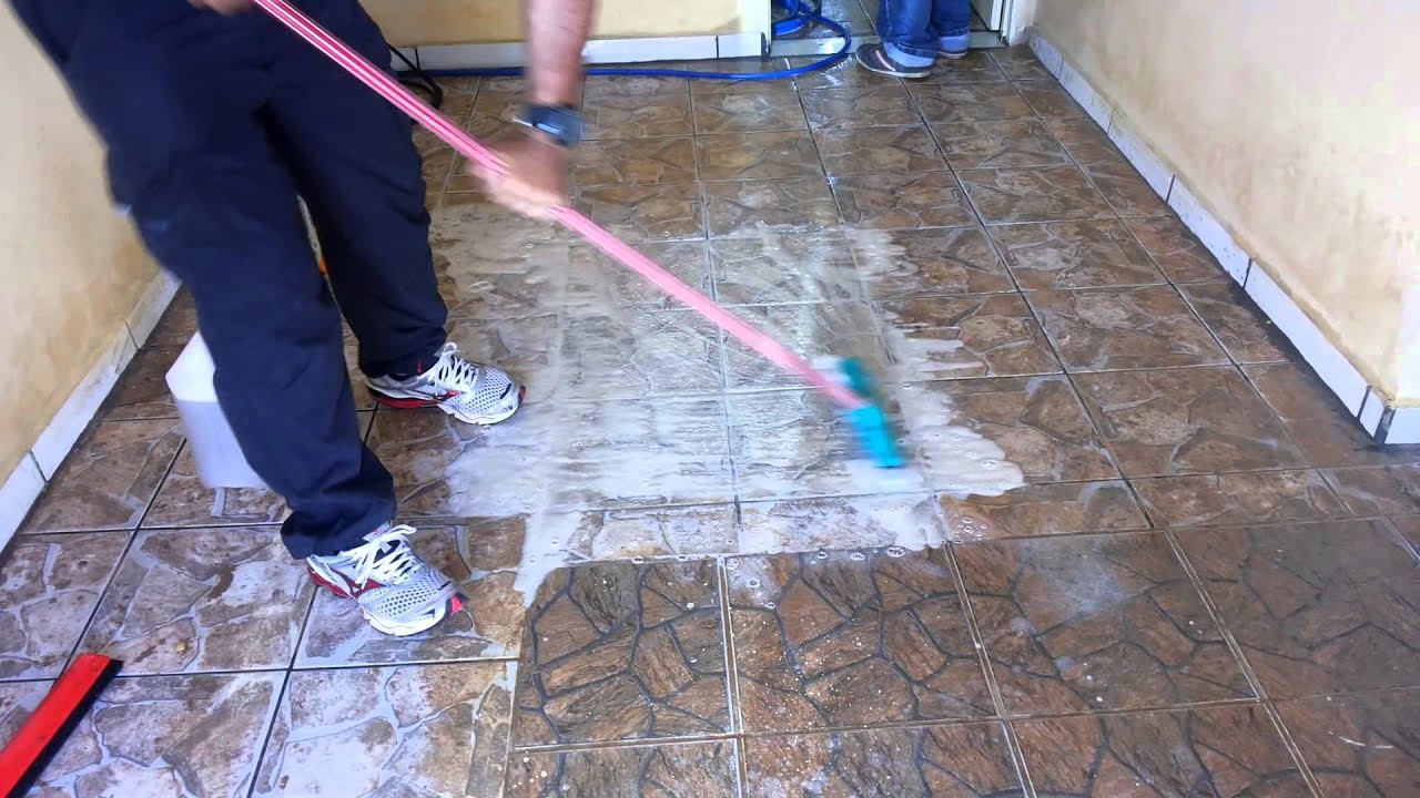 Como limpar os rejuntes do piso: aprenda como deixá-los brilhando sem muito esforço