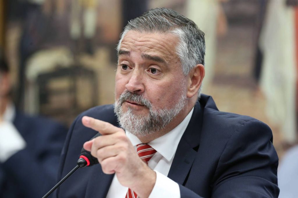 Ministro de Lula chama regulação de fake news de PL00 e diz que, se Legislativo atrasar, TSE terá poder