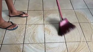 Dá para fazer em casa uma misturinha poderosa que desencarde fácil o piso velho