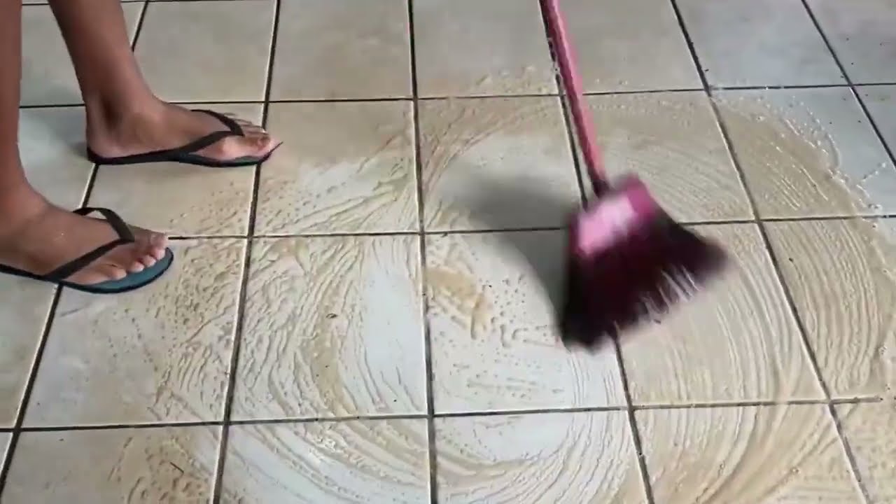 Dá para fazer em casa uma misturinha poderosa que desencarde fácil o piso velho