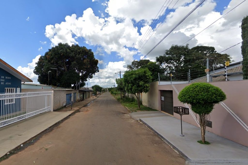 ‘Do nada’, mulheres começam briga no meio da rua com direito a tijoladas em Anápolis