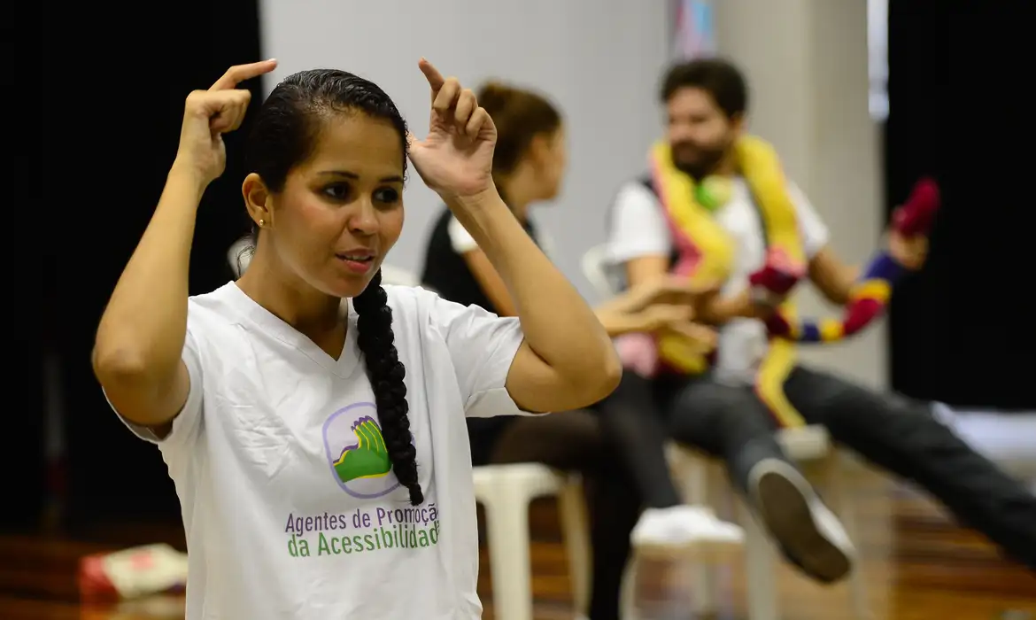 Governo Federal abre inscrições para curso de libras gratuito e à distância