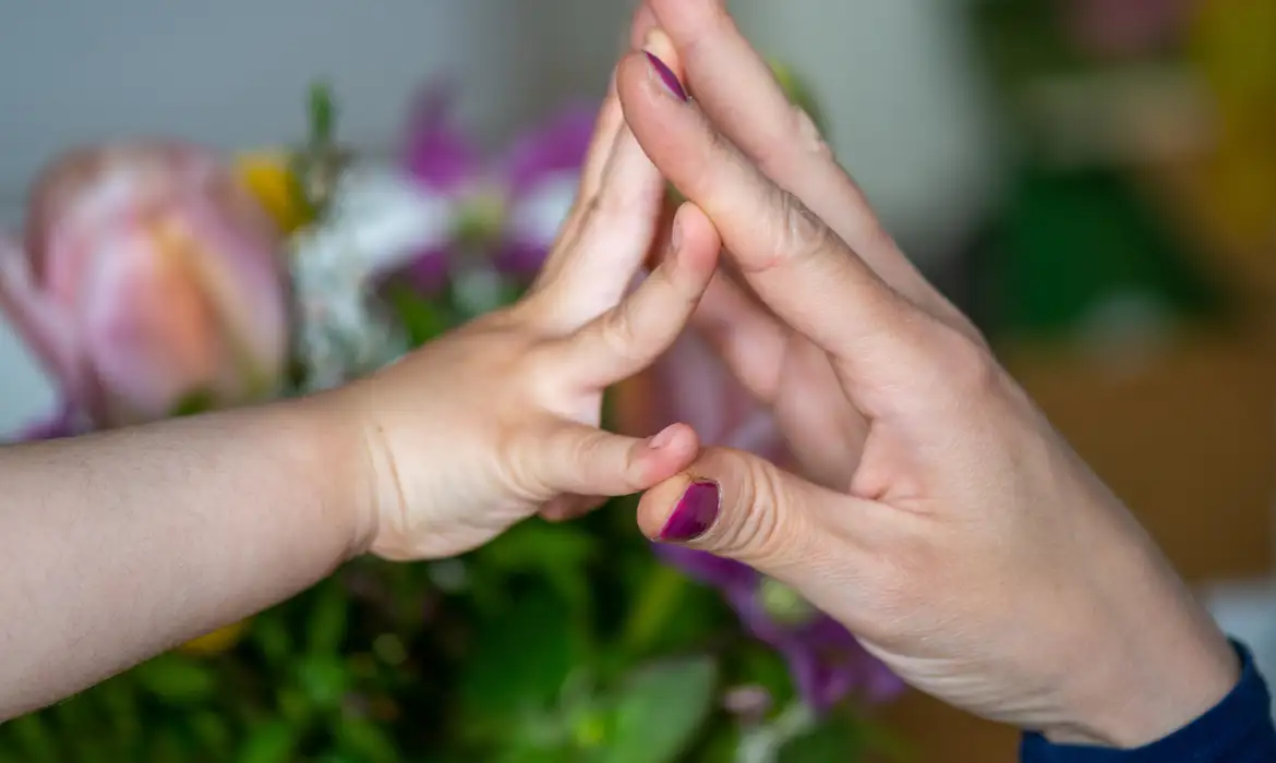 Mãe recebe resultado de teste de DNA e descobre que terá de mudar o nome da filha