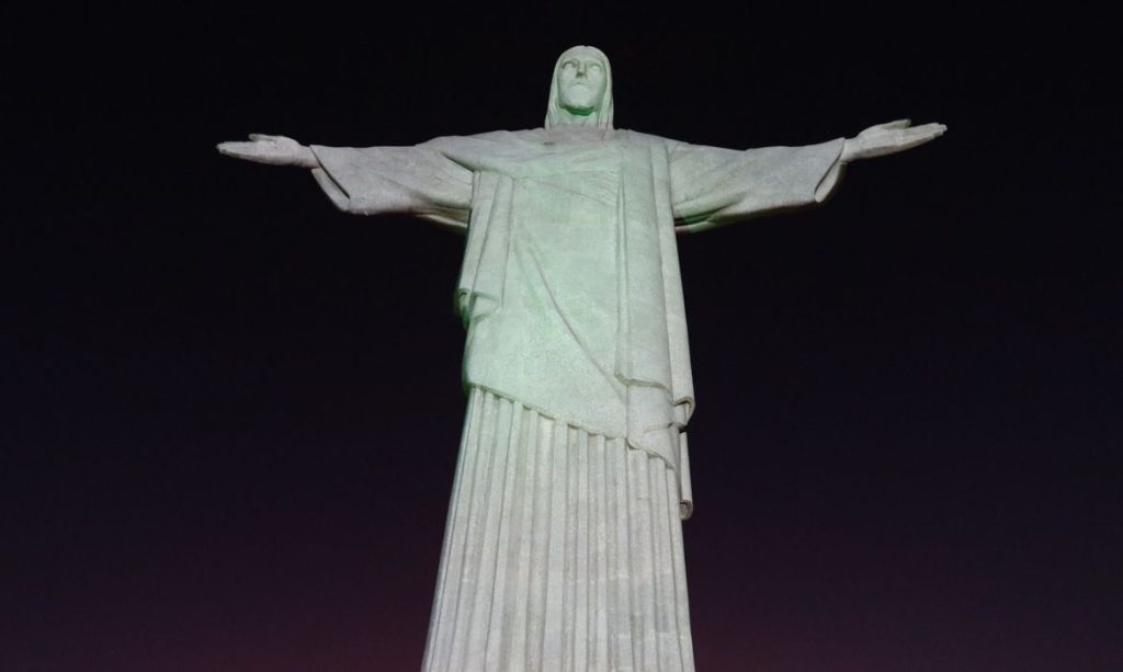 Cristo Redentor, no Rio, veste hoje o traje típico da Coreia do Sul