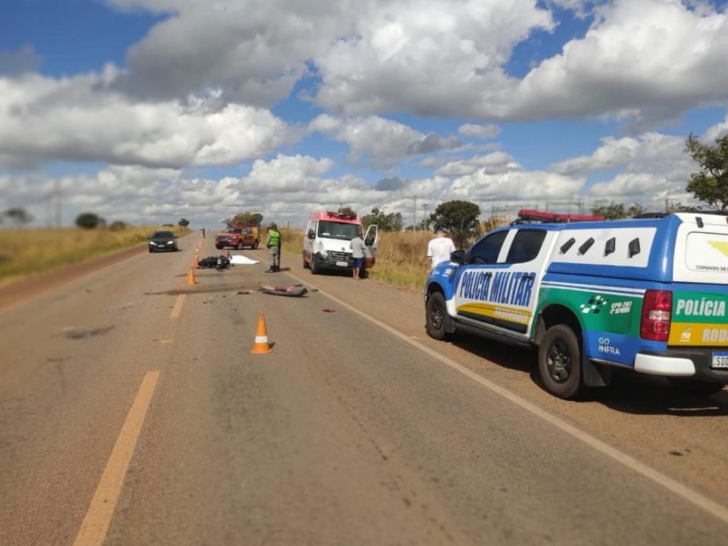 Motociclista morre após colidir contra carro durante ultrapassagem em rodovia