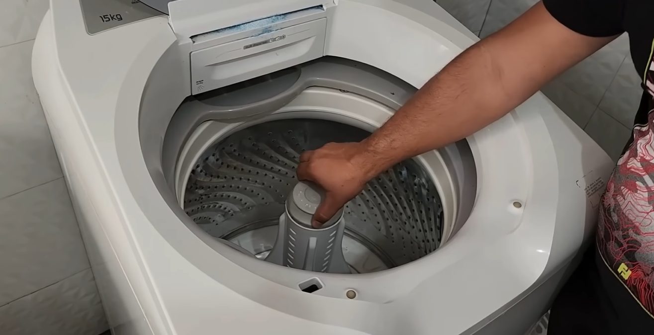 Entenda por que é recomendável deixar a porta da máquina de lavar aberta