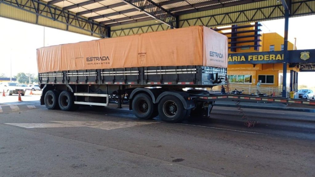 Carreta carregada com mercadorias avaliadas em R$ 50 mil protagoniza situação inusitada na BR-060