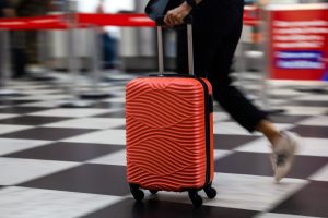 Malas com rodinhas estão proibidas e viajantes devem se adaptar, define lei